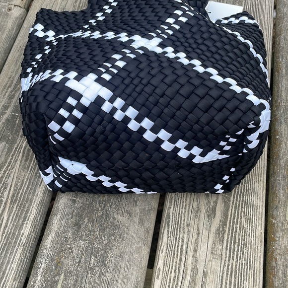 New BINDYA New York Handcrafted Black/White Woven Polyester Handbag/Wristlet - Picture 7 of 7